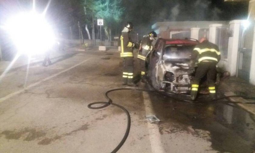 Auto in fiamme in via Monte Grappa