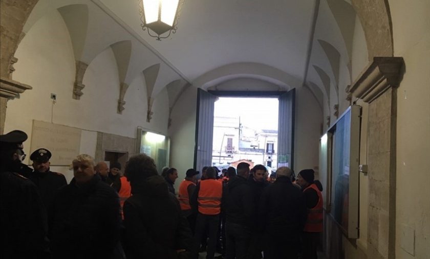 presidio davanti al Comune in attesa della manifestazione a Roma