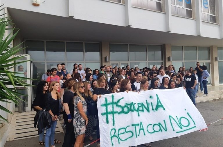 I dipendenti della Olisistem incrociano le braccia: sciopero bianco di due ore