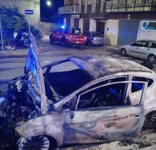 Ford Fiesta in fiamme in largo Le Croci