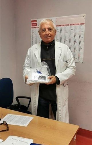 Il dottor Luciano Lorusso del Centro Trasfusionale ad Andria con le mascherine di RuvoLab