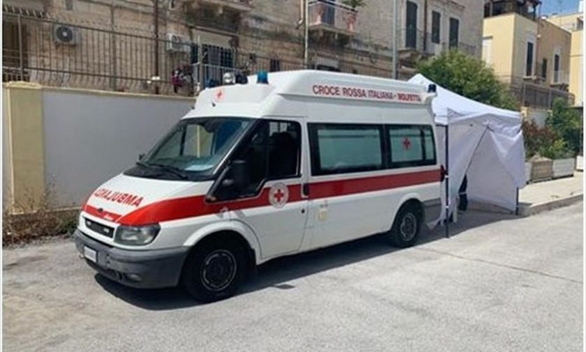 L'ambulanza della Croce Rossa Italiana per i test sierologici