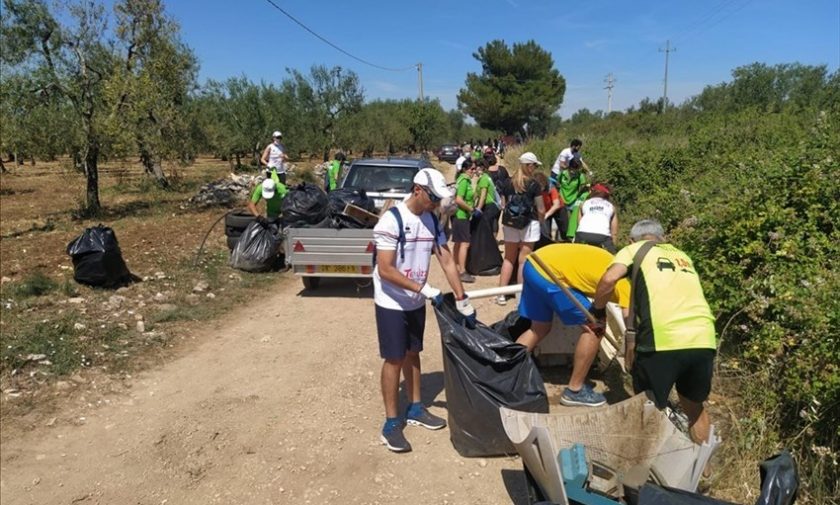 Oltre 130 volontari per una mega-operazione di pulizia sulla Via Appia-Traiana