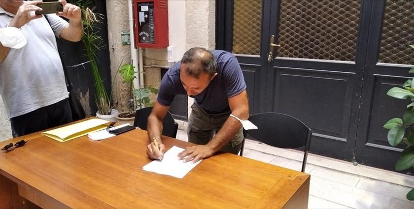 Alessandro Prezioso (Gruppo Speleologico ruvese) firma il Protocollo