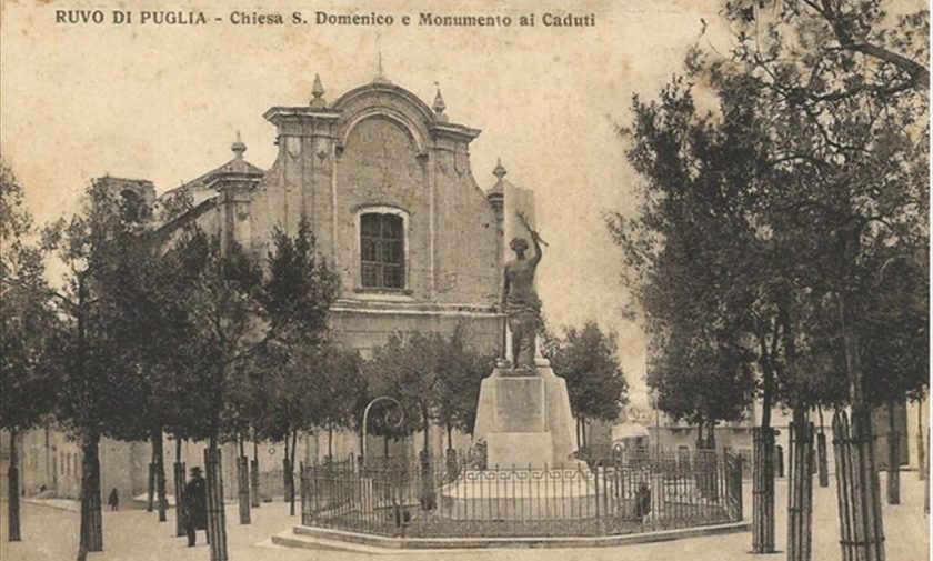 Monumento ai Caduti in Piazza G. Bovio con la statua dell’Italia Vittoriosa di Giuseppe Pellegrini