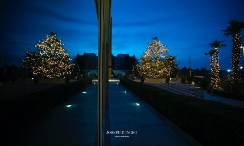L'Hotel Pineta si veste di luci e di splendore: «Il nostro messaggio di ottimismo e speranza»
