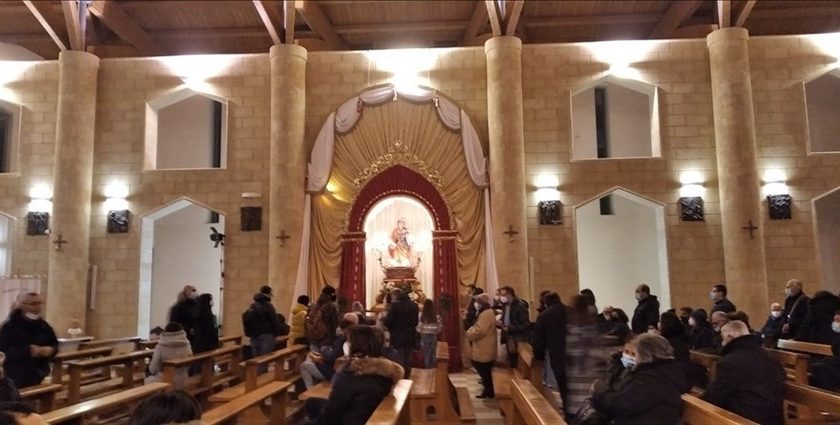 Devoti dinanzi alla statua di Santa Lucia nell'omonima chiesa