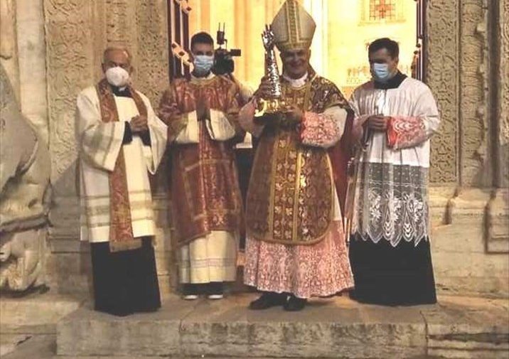 Il vescovo Domenico Cornacchia benedice Ruvo di Puglia con la reliquia di San Biagio