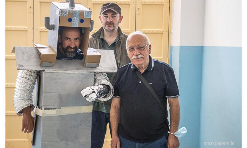 Tre uomini; robot giocattolo
