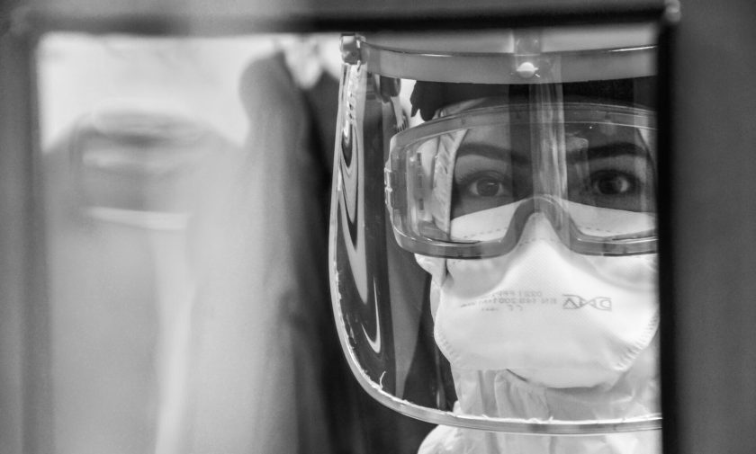 infermiera con maschera in plexiglass