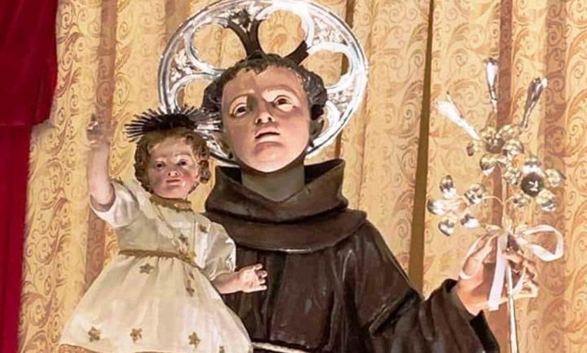 Sant'Antonio col Bambinello; sfondo tessuto dorato