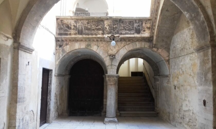 Palazzo antico; balaustra lavorata; scalinata