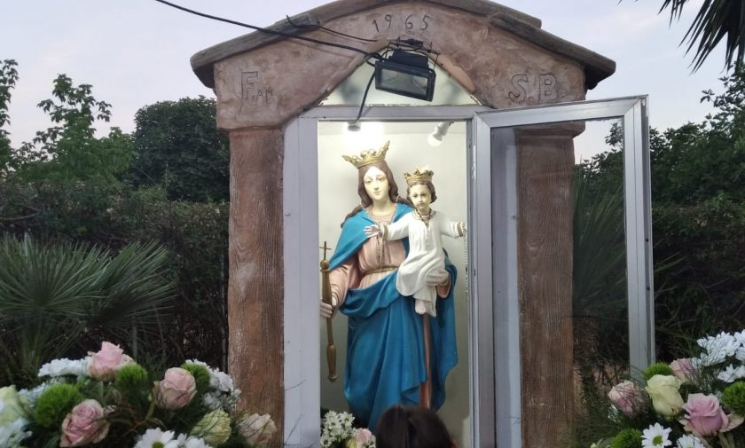 La statua di Maria Ausiliatrice custodita nell'edicola della Famiglia Bellarte © RuvoLive.it