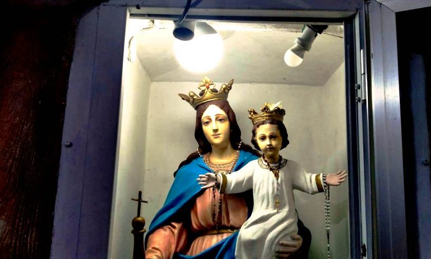Madonna col bambino; Maria Ausiliatrice, edicola; statua; fiori
