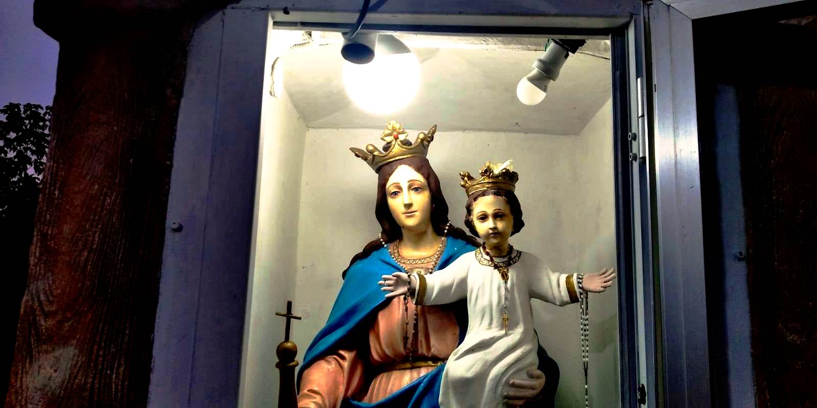 Madonna col bambino; Maria Ausiliatrice, edicola; statua; fiori