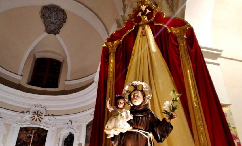 Statua di Sant'Antonio da Padova con Bambinello; chiesa barocca; stucchi; paramenti dorati e rossi di velluto