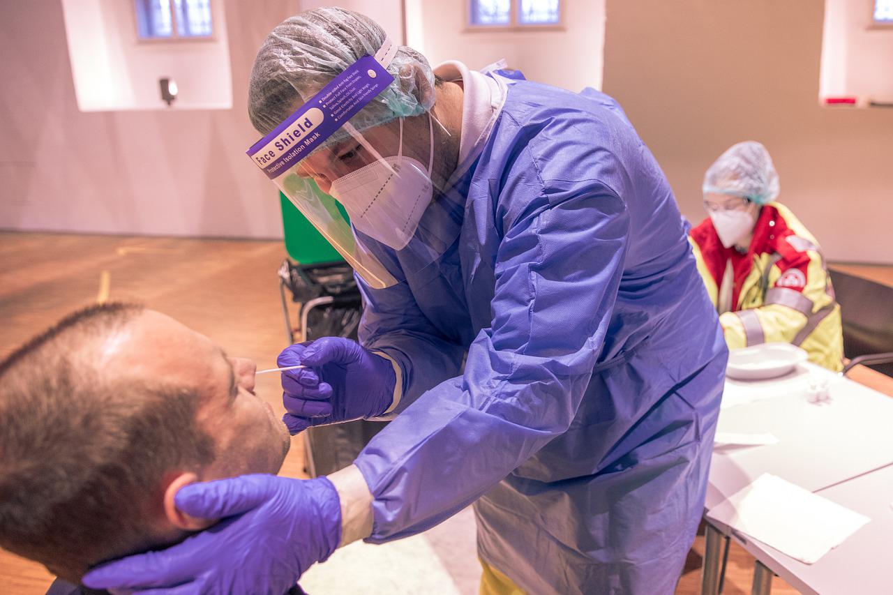operatore sanitario; test covid; tamponi
