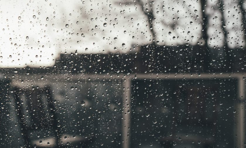 pioggia; sedia sul balcone