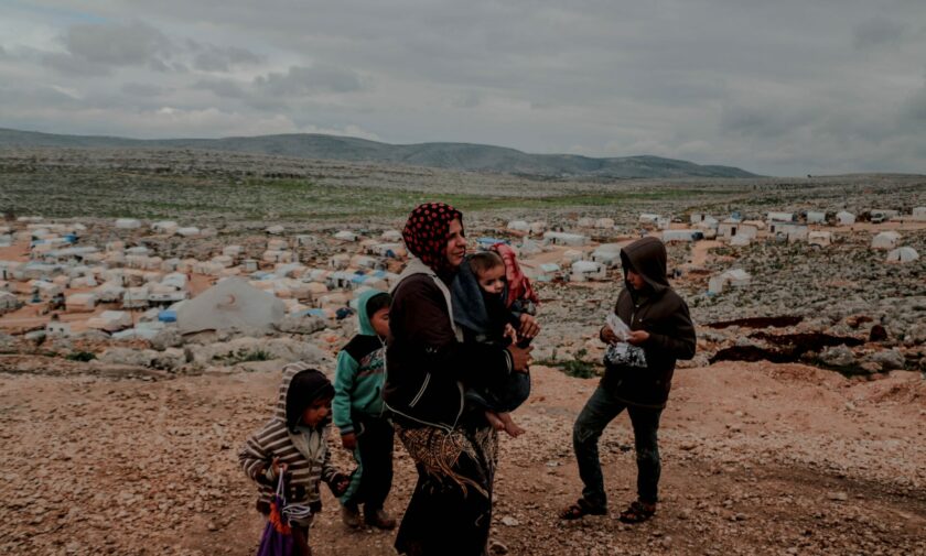 profughi; siriani; famiglia con una donna e bambini