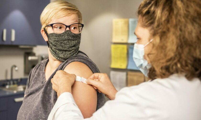 infermiera che somministra vaccino antiCovid
