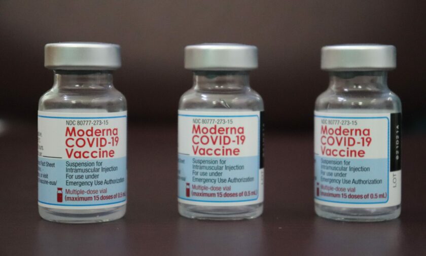 tre flaconi di vaccino Moderna contro il Covid