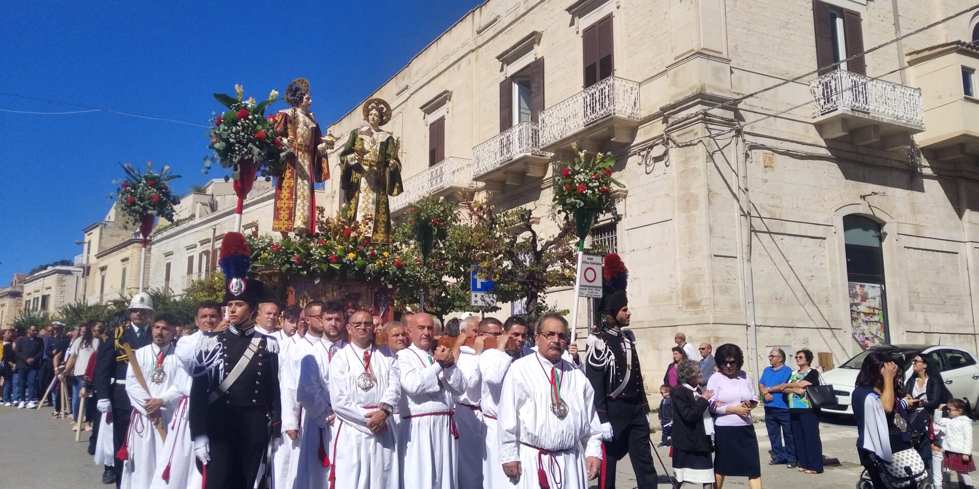 Santi Medici, festa esterna. Il programma e l’itinerario della processione