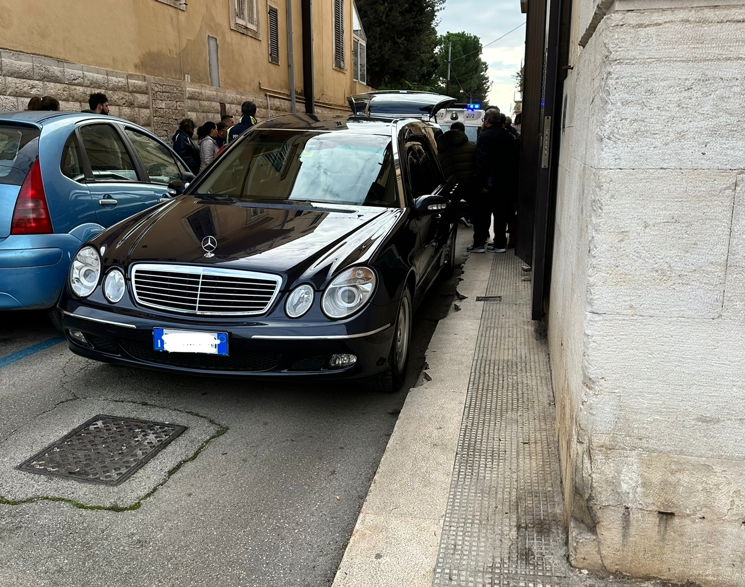 Muore per un malore nei pressi di corso Carafa