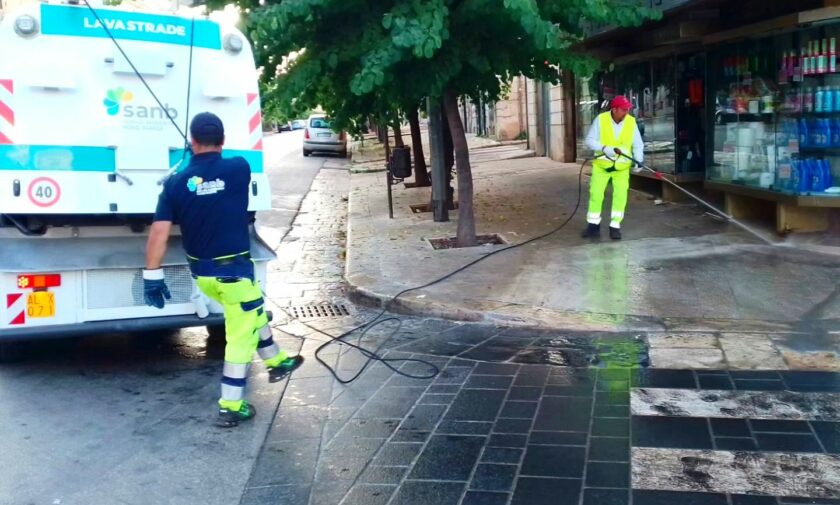 Operatori Sanb ripuliscono i marciapiedi da melata 