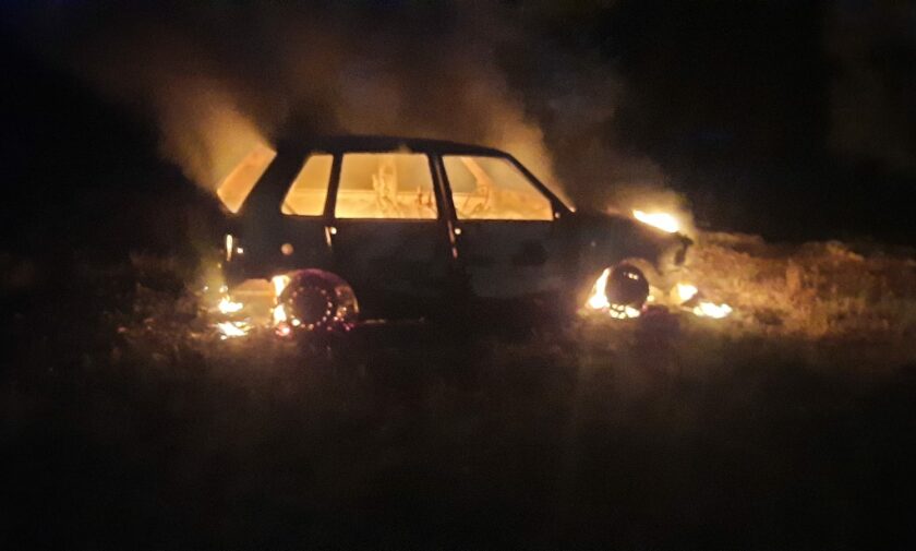 auto in fiamme nella notte
