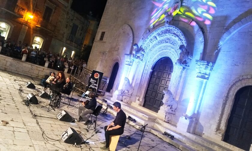 Cattedrale illuminata di blu, una cantante e quattro musicisti