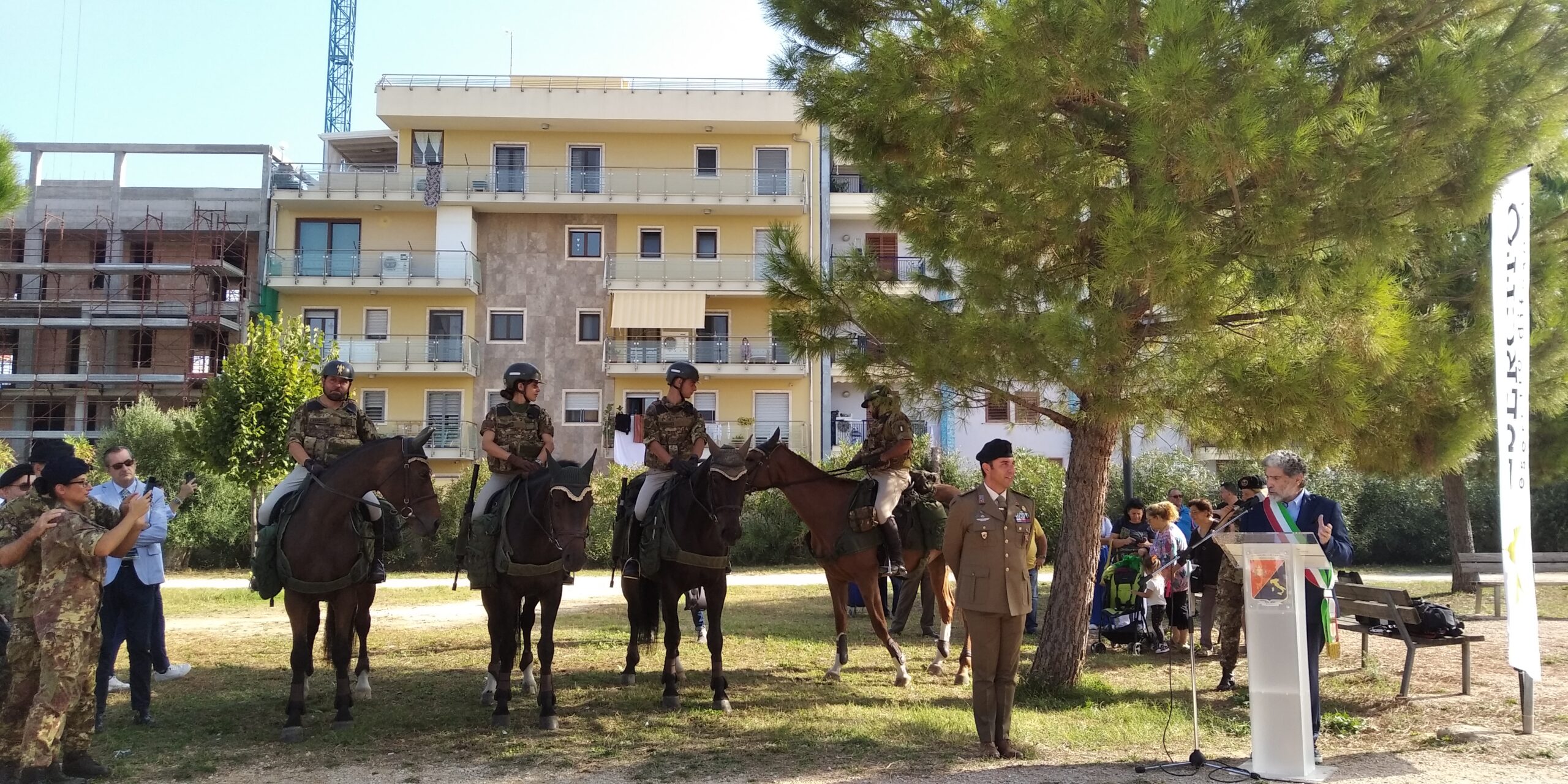 quattro soldati a cavallo, nel parco, con il sindaco Chieco e il colonnello Moro