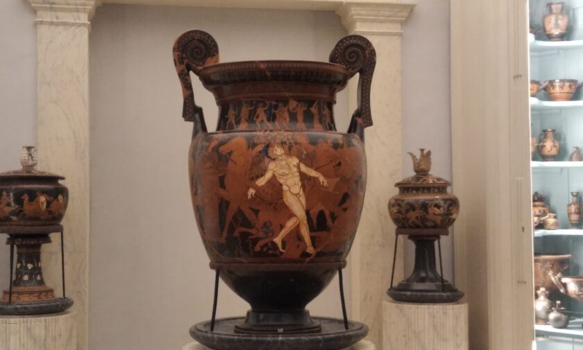 Vaso di Talos nella quarta stanza, tra deinos e vetrinette