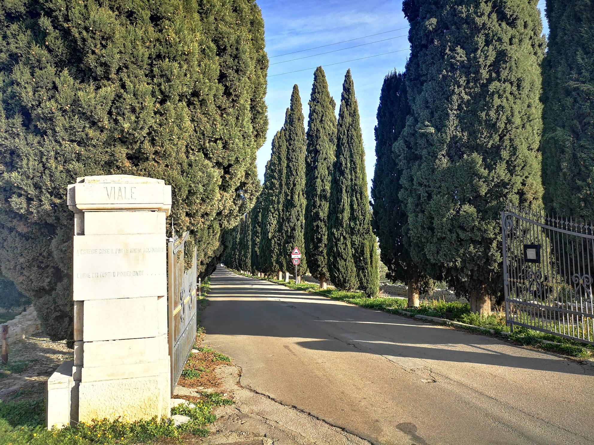 Commemorazione defunti, il cimitero aperto al pubblico con orario continuato