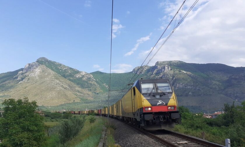 treno cargo, sullo sfondo montagne