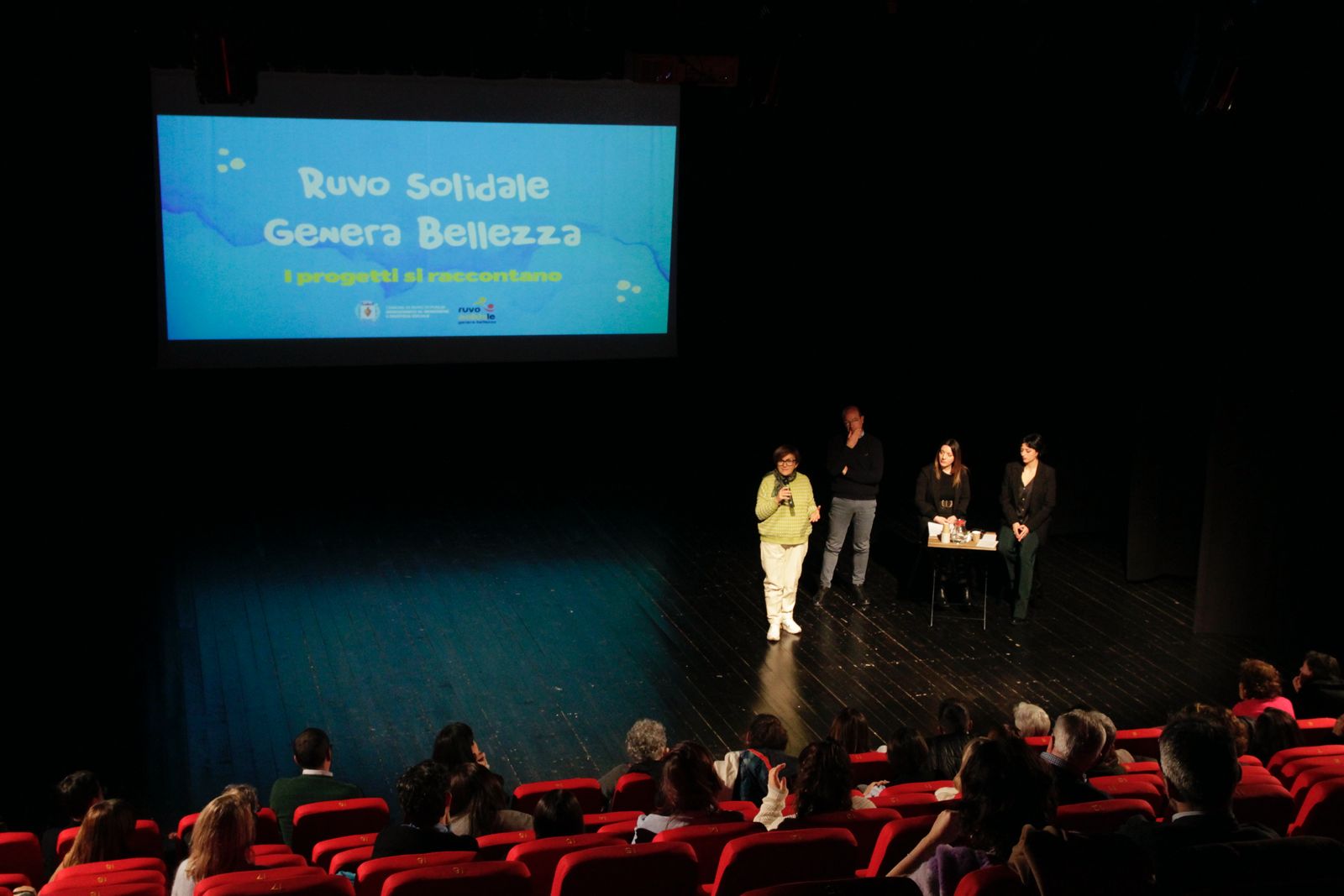 persone che parlano da un palco