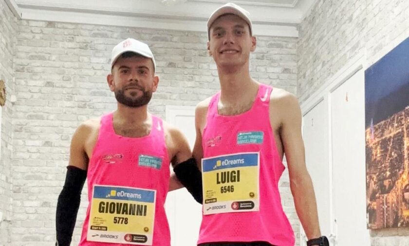 due maratoneti in canotta rosa