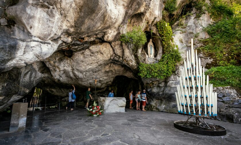 Grotta di Lourdes, pellegrini