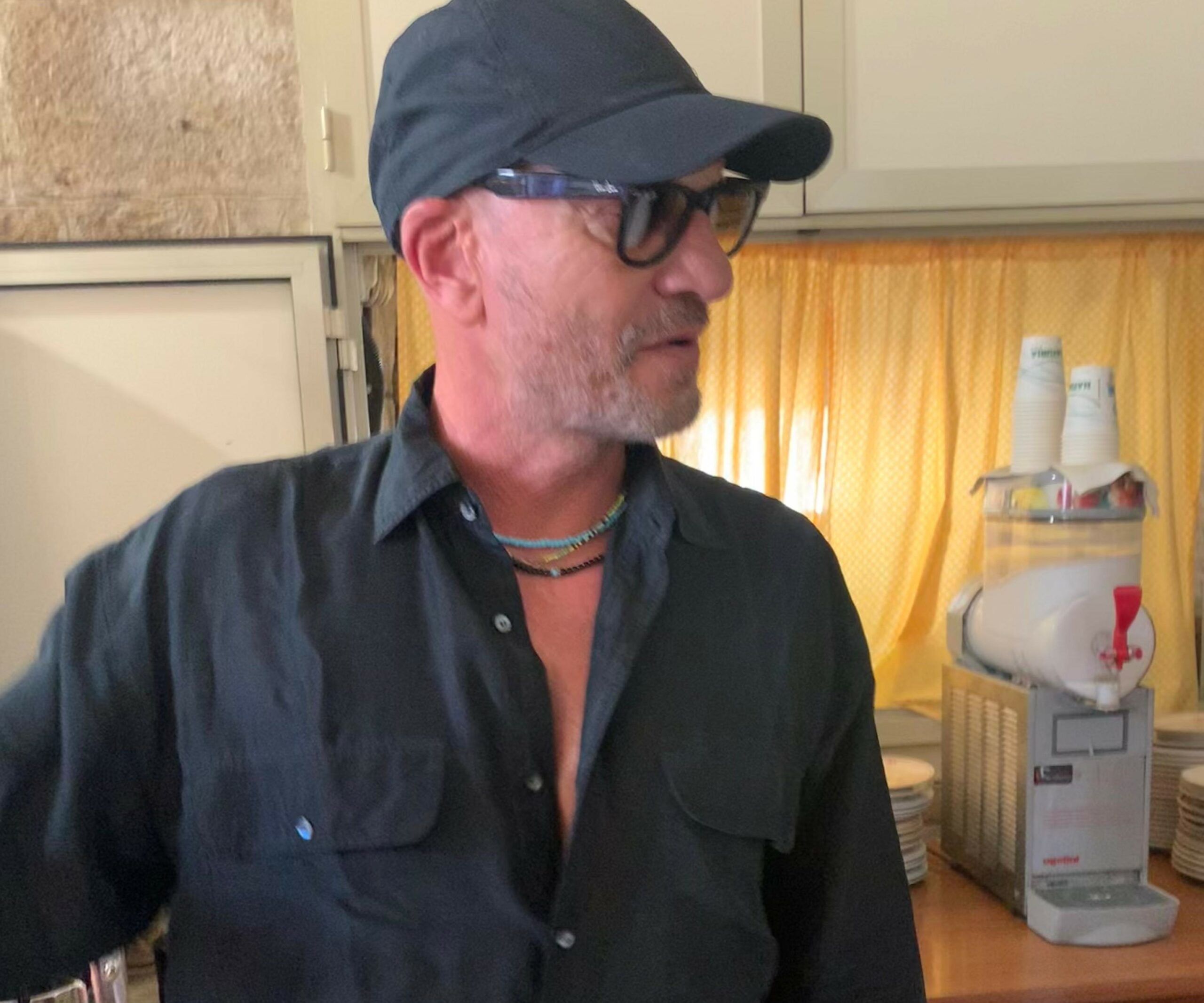 Passeggiata ruvese per Biagio Antonacci: tra selfie e ricordi del cuore