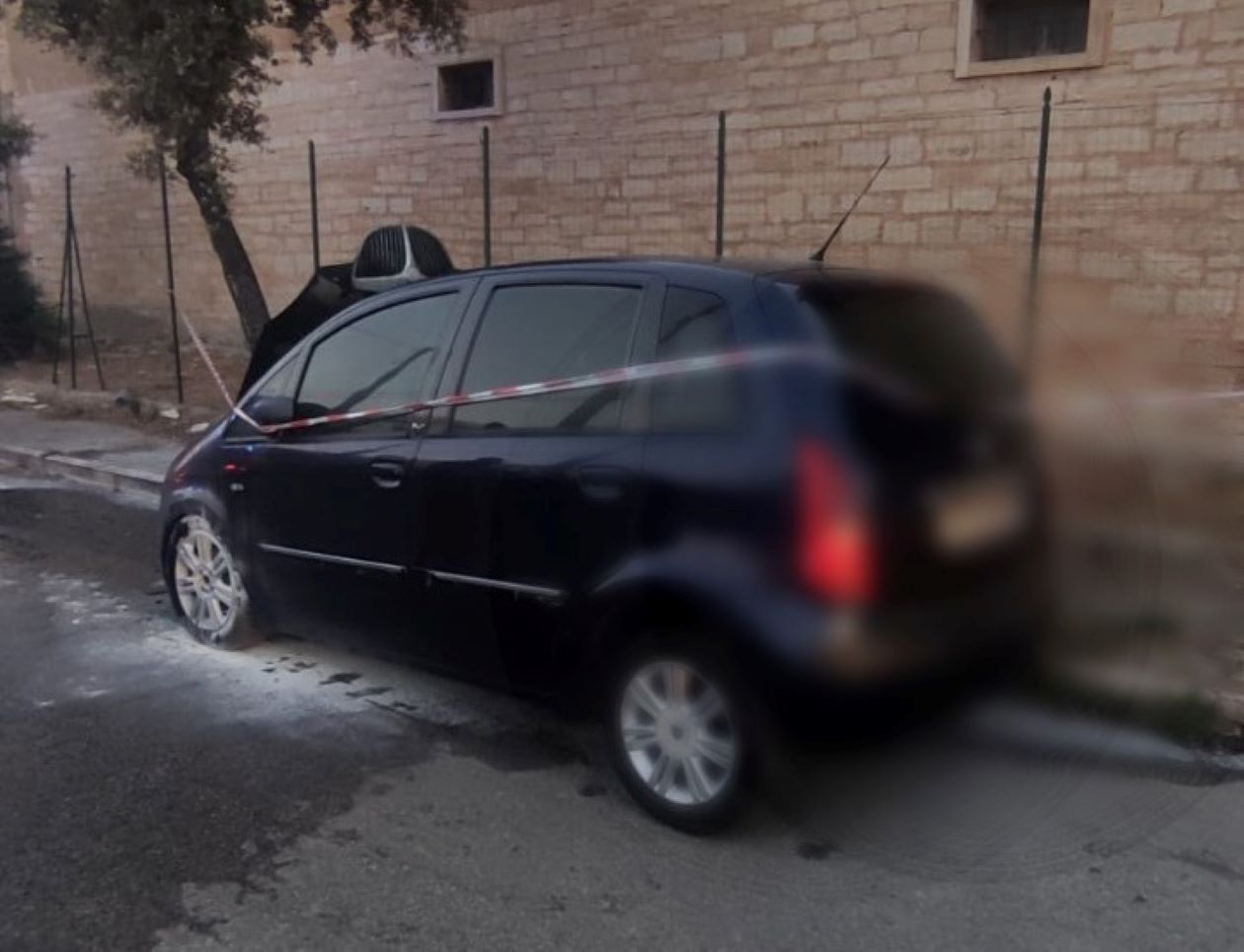 Auto in fiamme in via don Mazzolari: intervento dei vigili del fuoco
