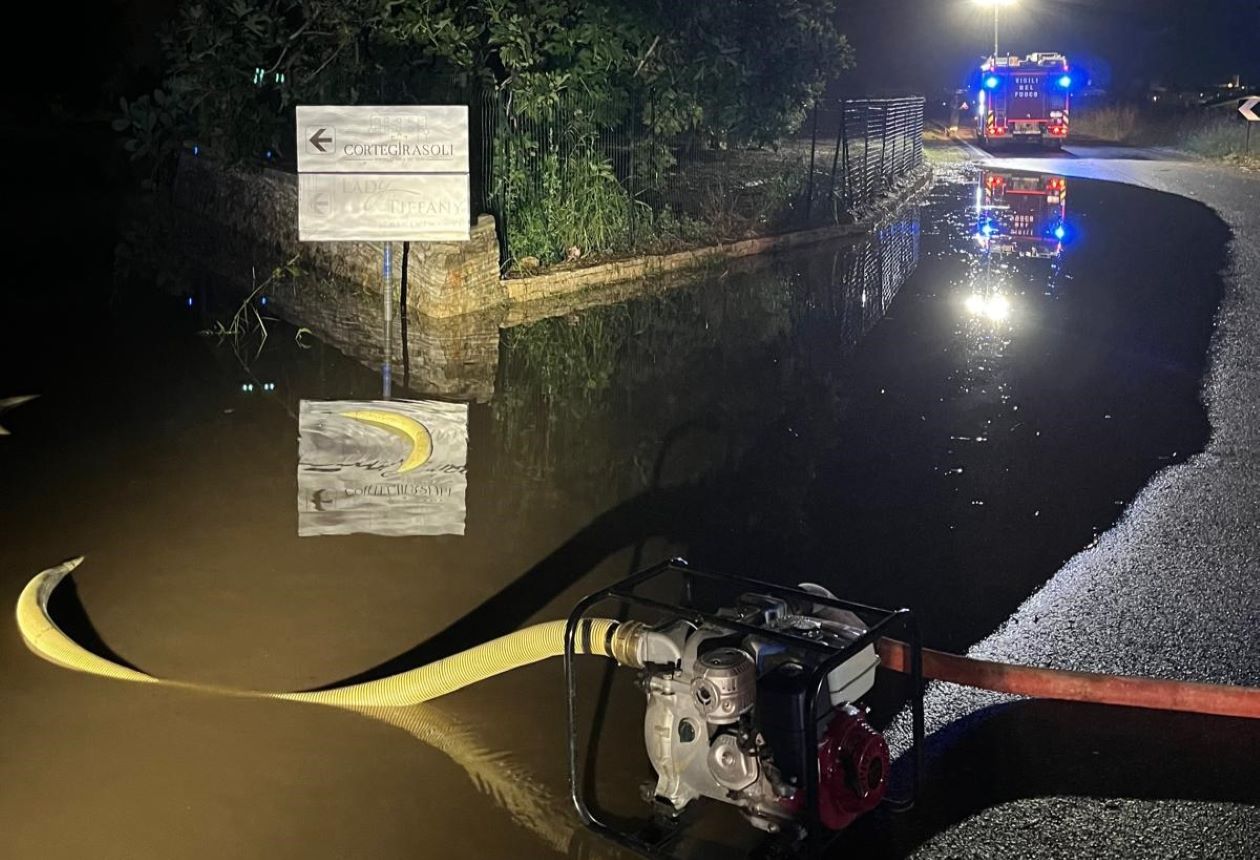Nubifragio, sp 151 Ruvo-Altamura allagata al km 1. Vigili del fuoco al lavoro