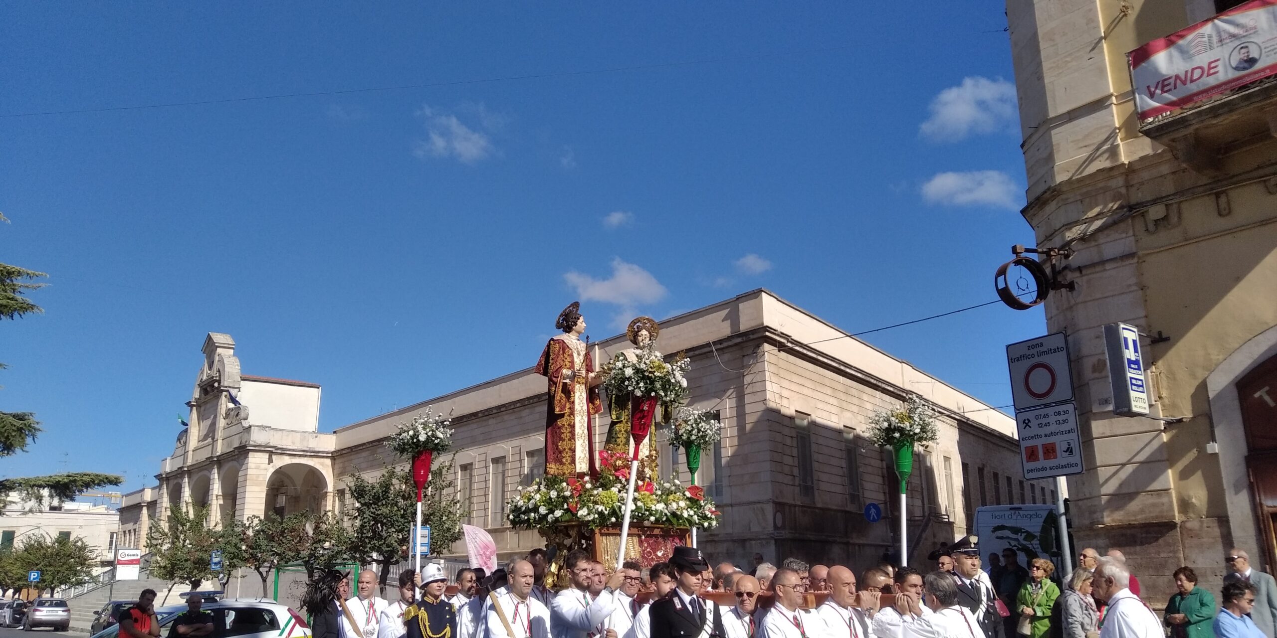 La processione dei Santi Medici Cosma e Damiano