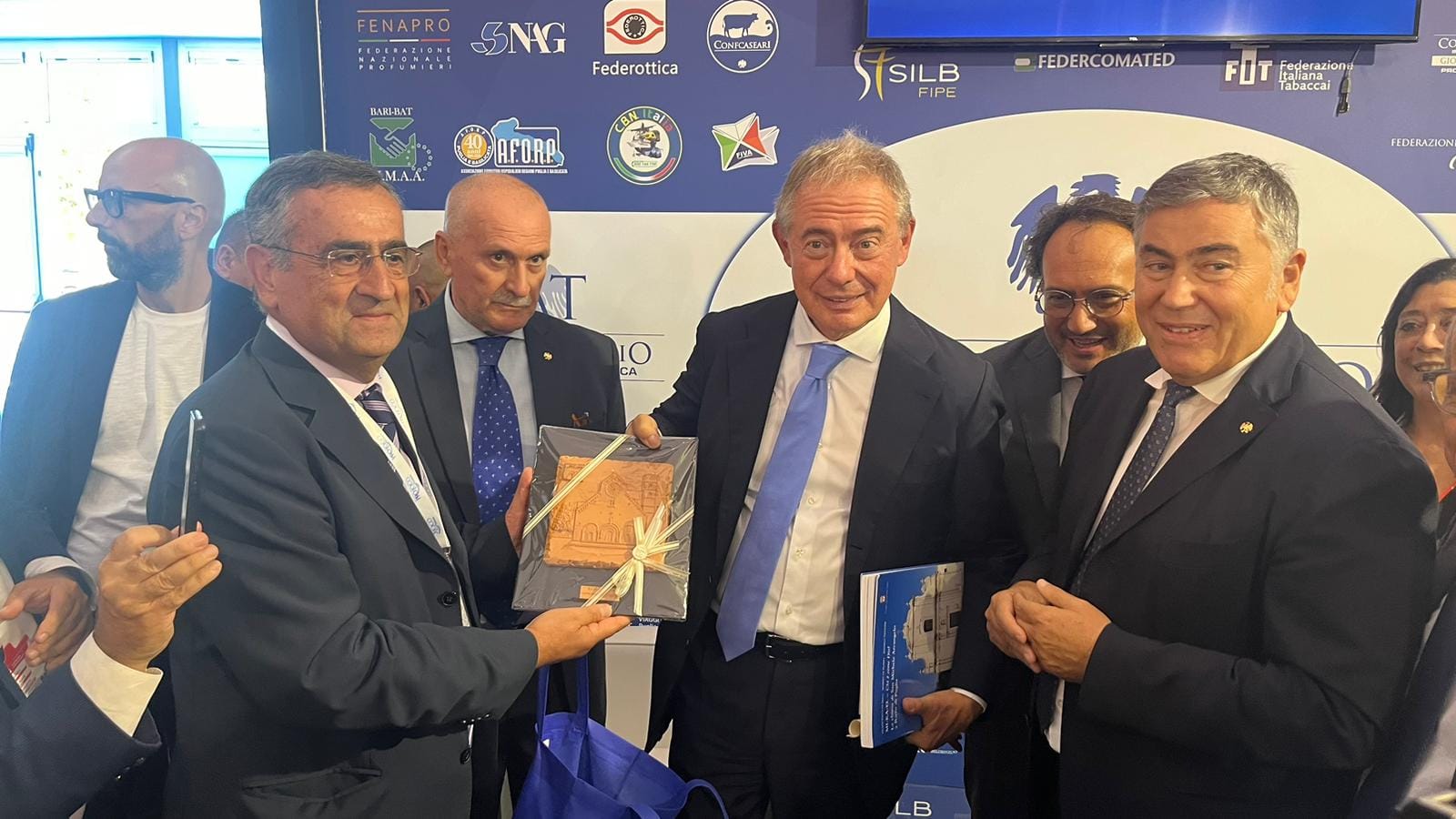 Fiera del Levante, donato al ministro Urso un bassorilievo raffigurante la Cattedrale di Ruvo di Puglia