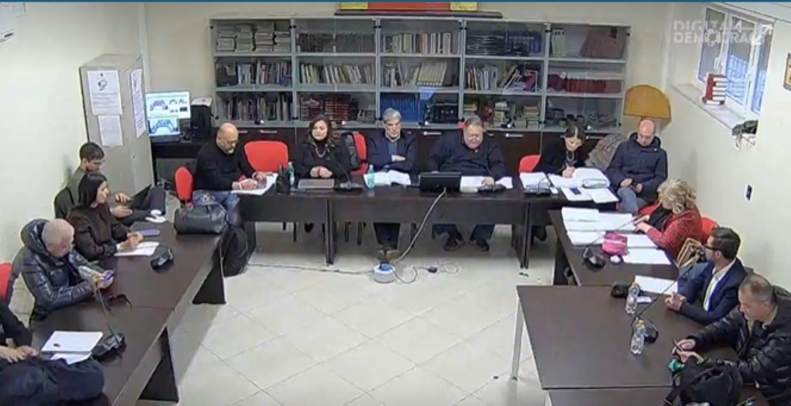 Breve consiglio comunale con polemica: seduta sciolta per mancanza di numero legale