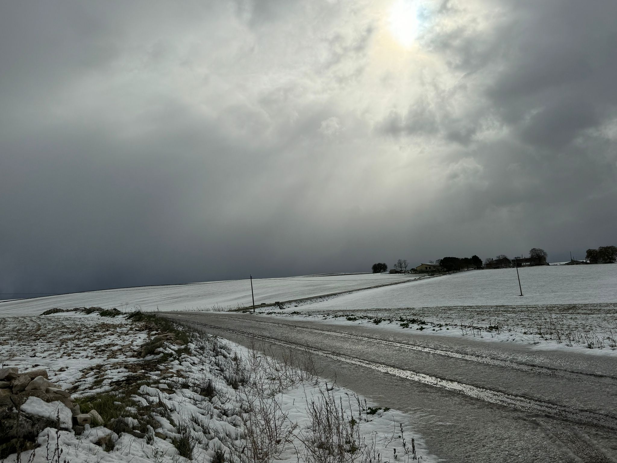 Alla vigilia di Natale la neve accarezza la Murgia