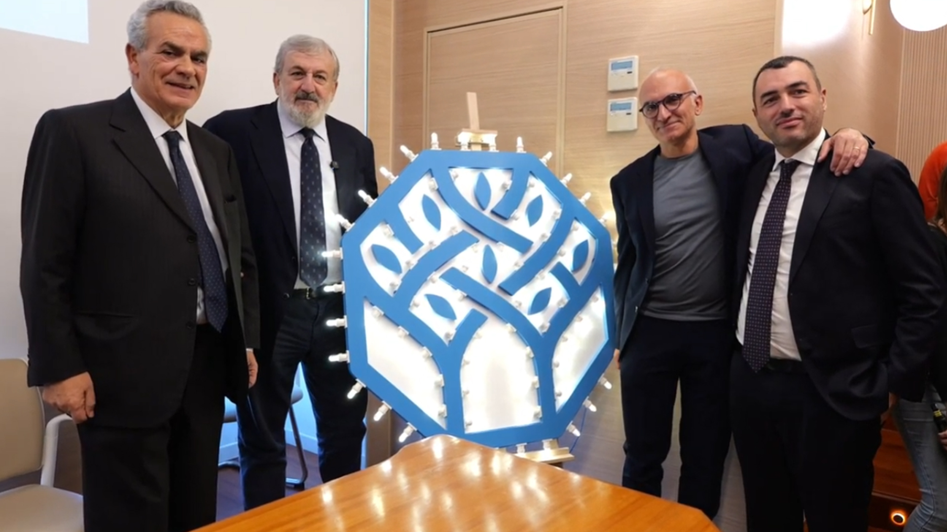 La Puglia diventa un brand: il logo identificativo è un omaggio al Castel del Monte e agli ulivi