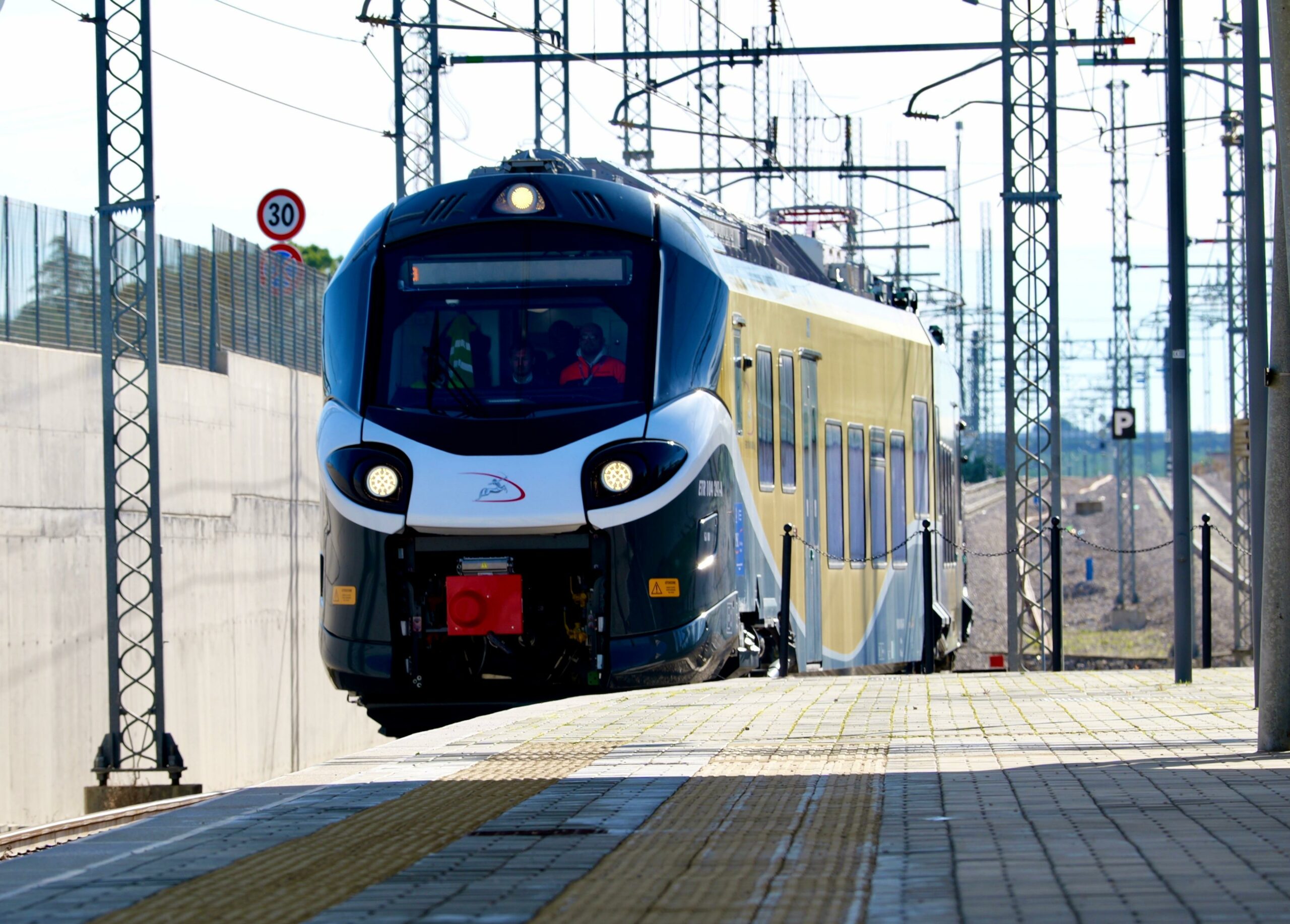 Due nuovi elettrotreni per la tratta ferroviaria Bari – Barletta – Aeroporto