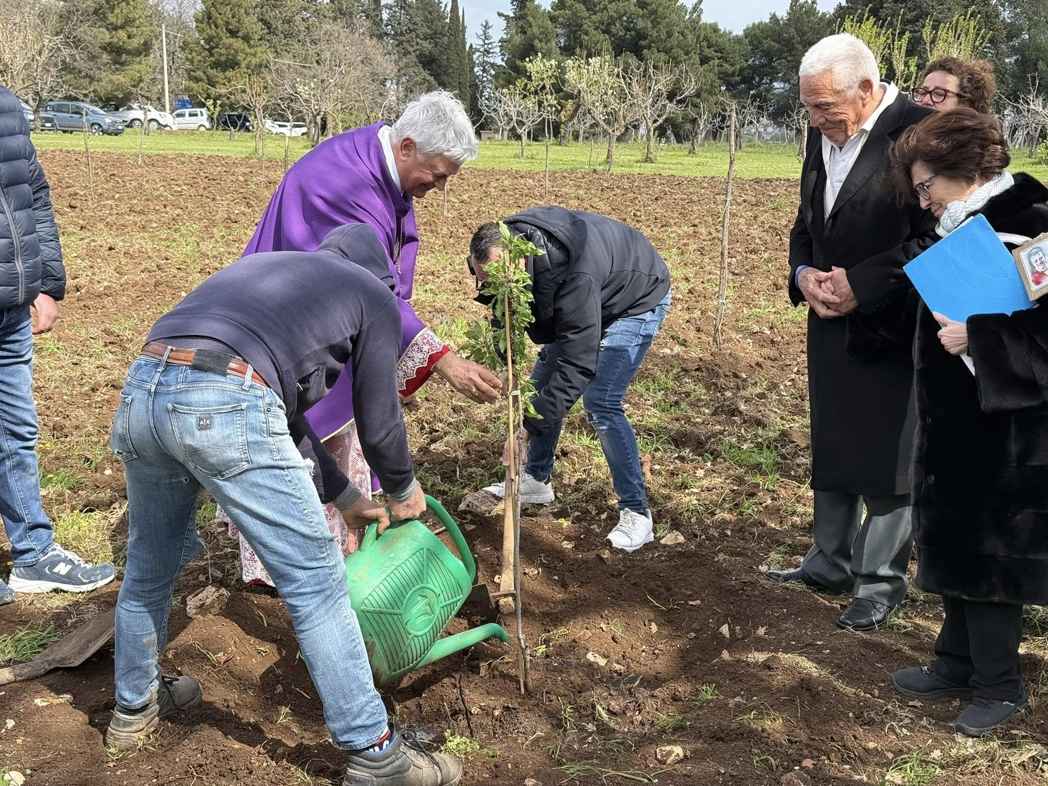 Festa tra mandorli e preghiere per i 90 anni di don Tonino Bello
