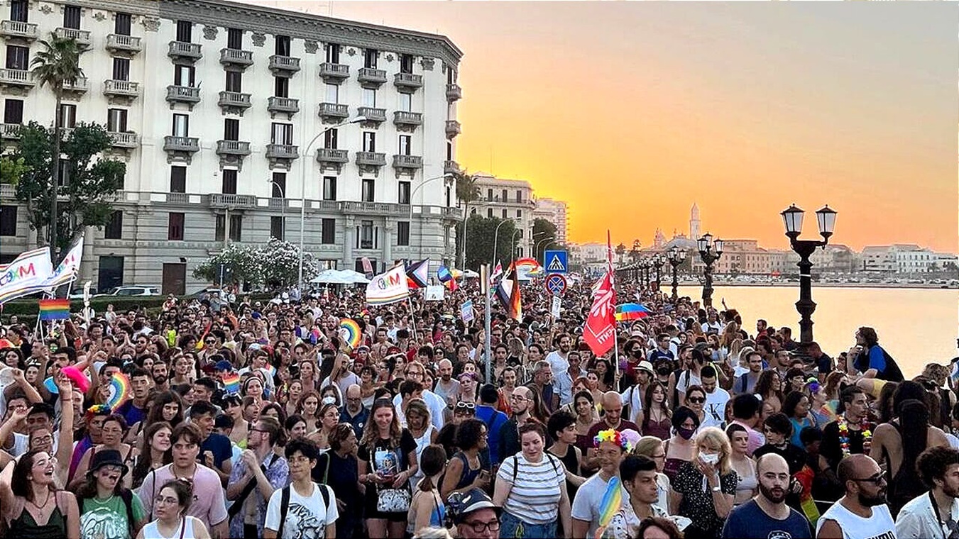 Bari Pride ai Comuni: «Non basta il patrocinio». La risposta: «Aperti alle proposte per i diritti»