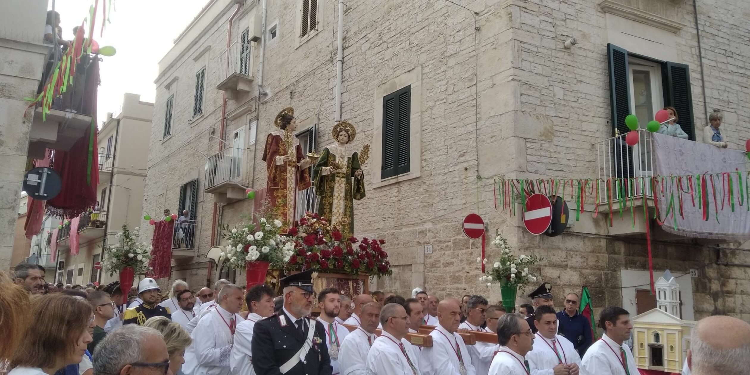 Santi Medici: la processione tra altari e un santuario in miniatura