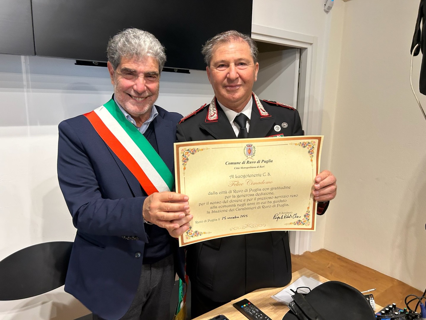 Il comandante Felice Cimadomo va in pensione: l’omaggio del Comune di Ruvo di Puglia